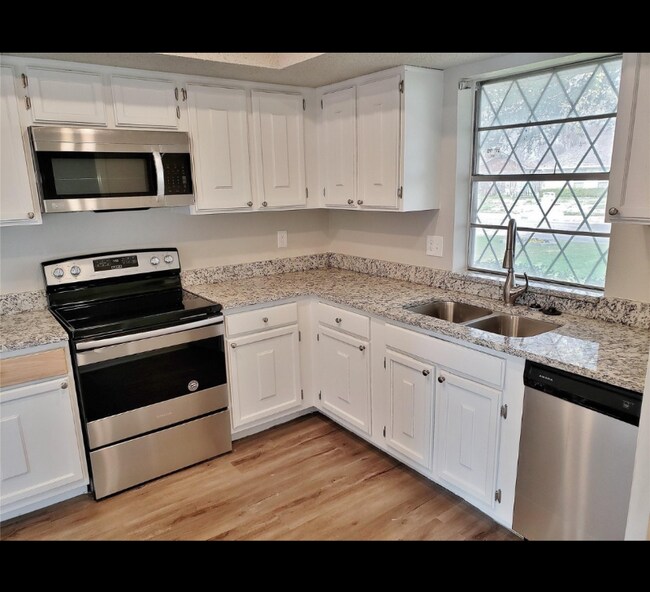 Foto del edificio - 2752 Meadow Isle Ln