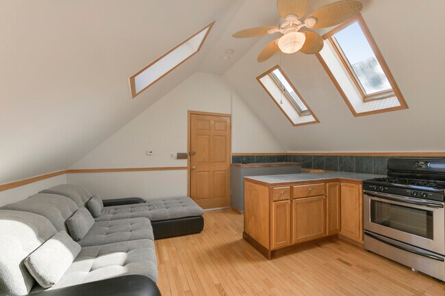 Foto del edificio - 2133 N Oakley Ave