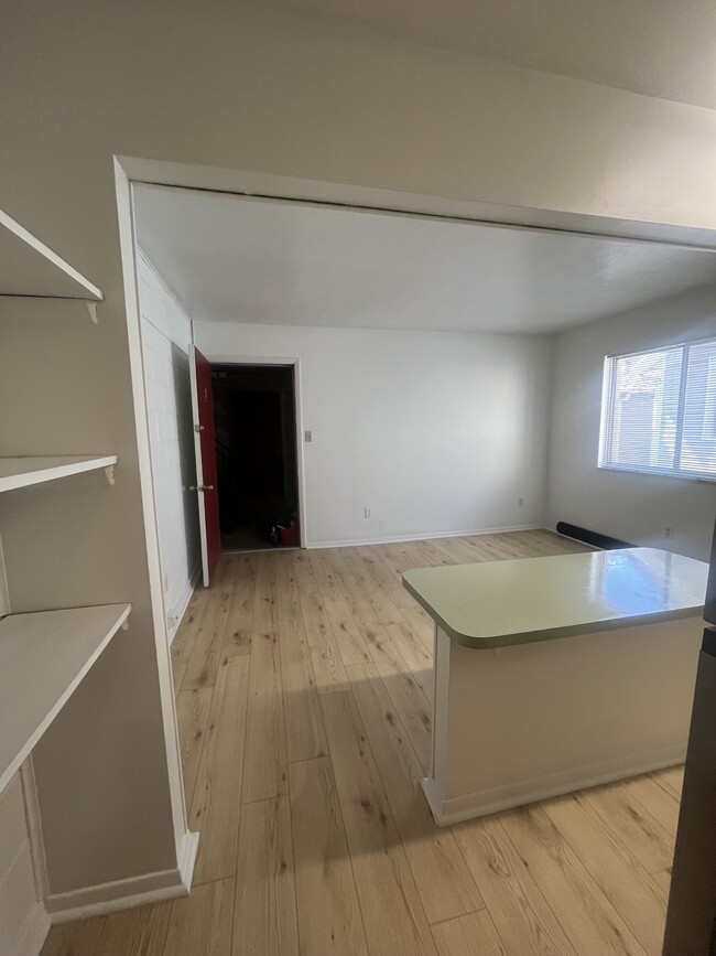Interior Photo - 530 N Lincoln