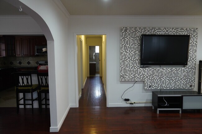 Entrence - 2232 Mortimer Ave