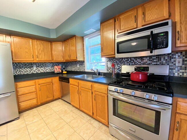 Building Photo - 401 Maple Ridge Dr