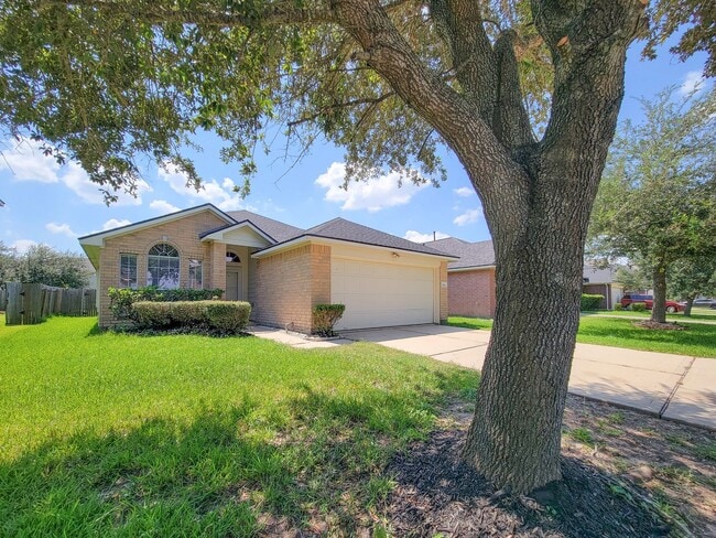 Building Photo - BEAUTIFUL 3 BEDROOM 2 BATH WITH WOOD TILE THROUGHOUT THE HOUSE!