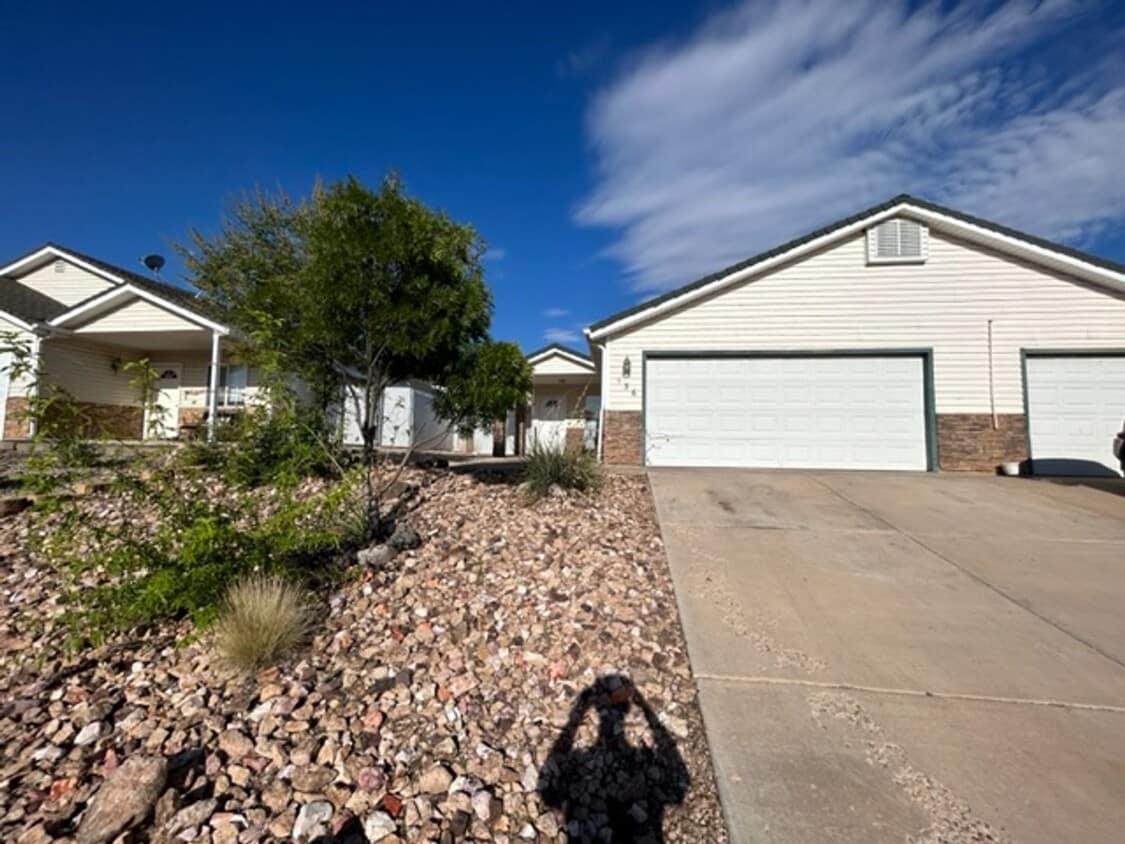 Primary Photo - DARLING TOWNHOME FOR RENT IN HURRICANE!