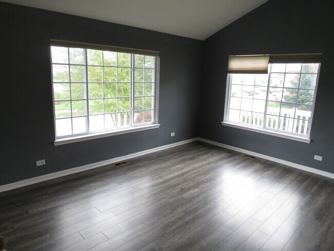 Foto del edificio - 465 Cary Woods Cir