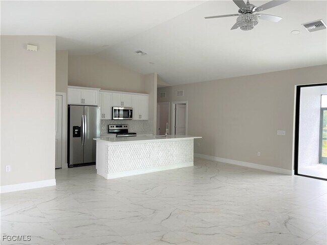 Foto del edificio - 702 Kismet Pkwy E