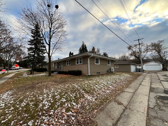 Foto del edificio - 3937 N 98th St