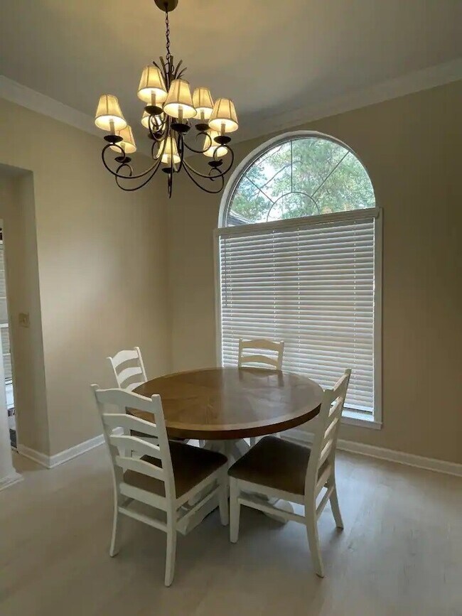 Foto del edificio - 300 Brookwood Dr
