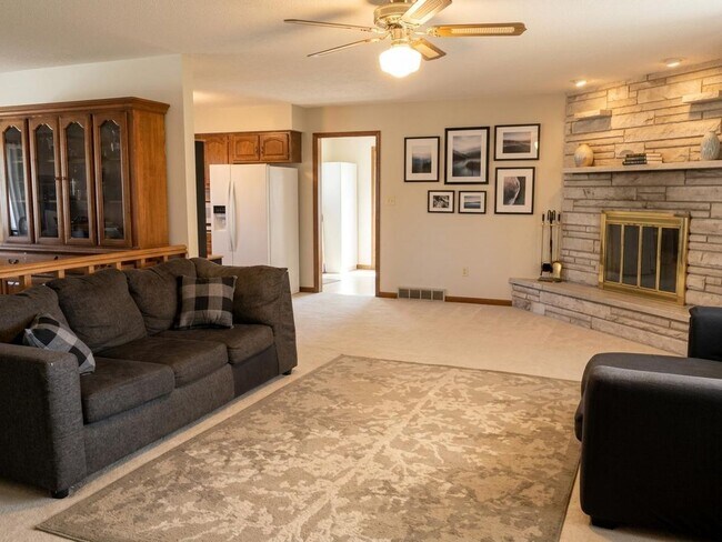 Foto del edificio - Lovely & Spacious 3 Bedroom, 2.5 Bath Home Ranch-Style Home with 2 car Attached Garage in SE Love...