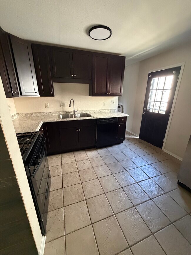 Foto del edificio - 3022 N Kenwood Ave