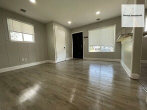Building Photo - 18503 Riopelle St
