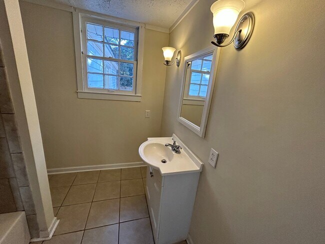 Foto del edificio - Spacious 3 Bedroom 2 Bath Home in Pittsvie...