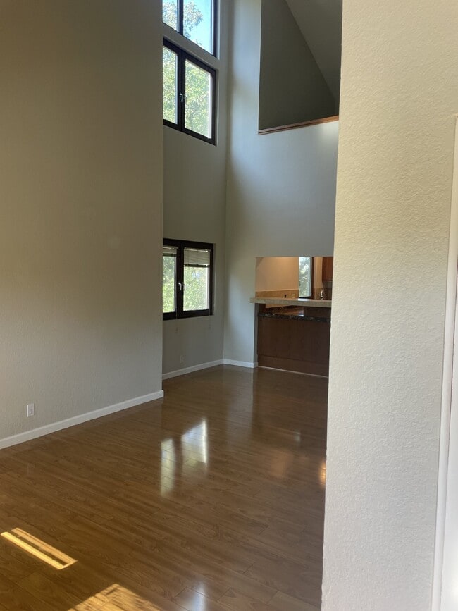 Building Photo - 100 Suntree Ln
