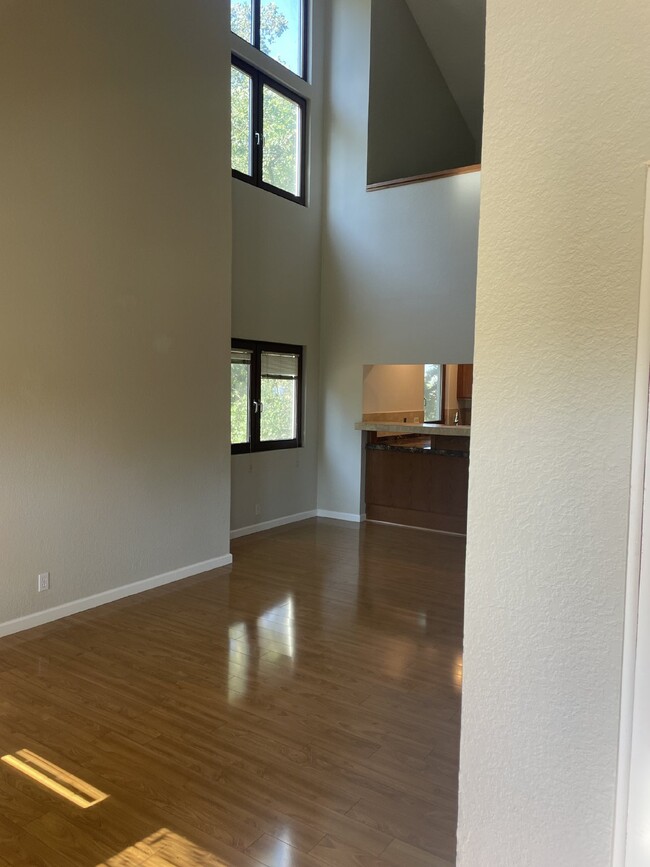 Building Photo - "Charming 2-Bed Condo with Granite Counter...