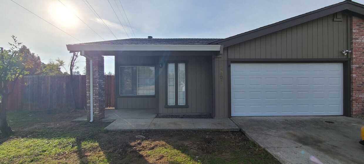 Foto principal - GREAT LOOKING DUPLEX W/ LARGE YARD!