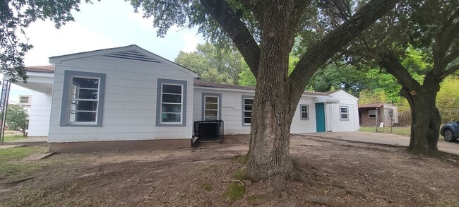 Building Photo - Beautiful 3 bedroom/1.5 bathroom house wit...