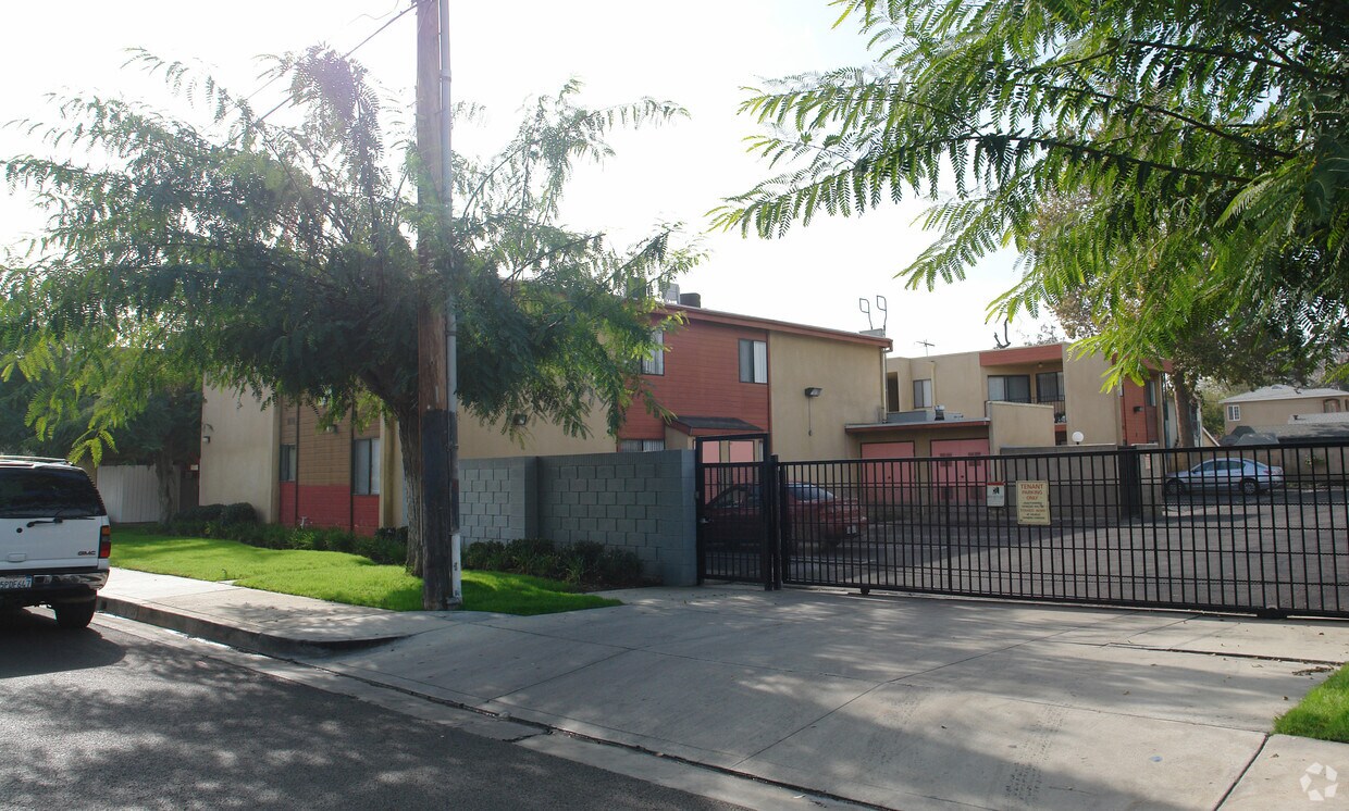 Building Photo - Elmer Gardens