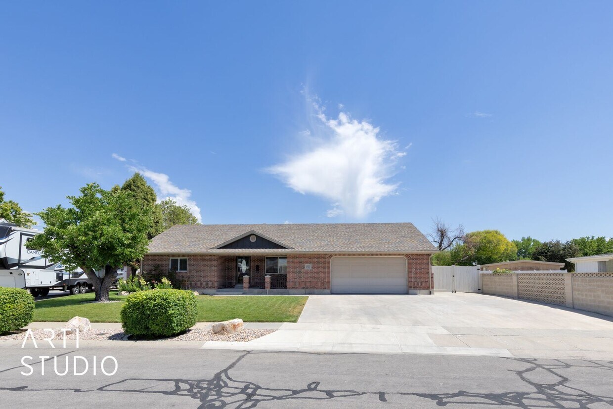Primary Photo - **Stunning 4-Bedroom Home with Modern Amen...