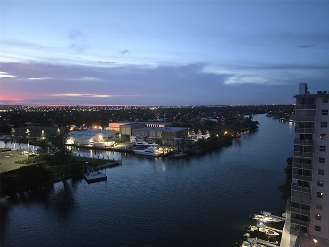 Foto del edificio - 1401 N Riverside Dr