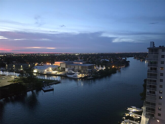 Building Photo - 1401 N Riverside Dr