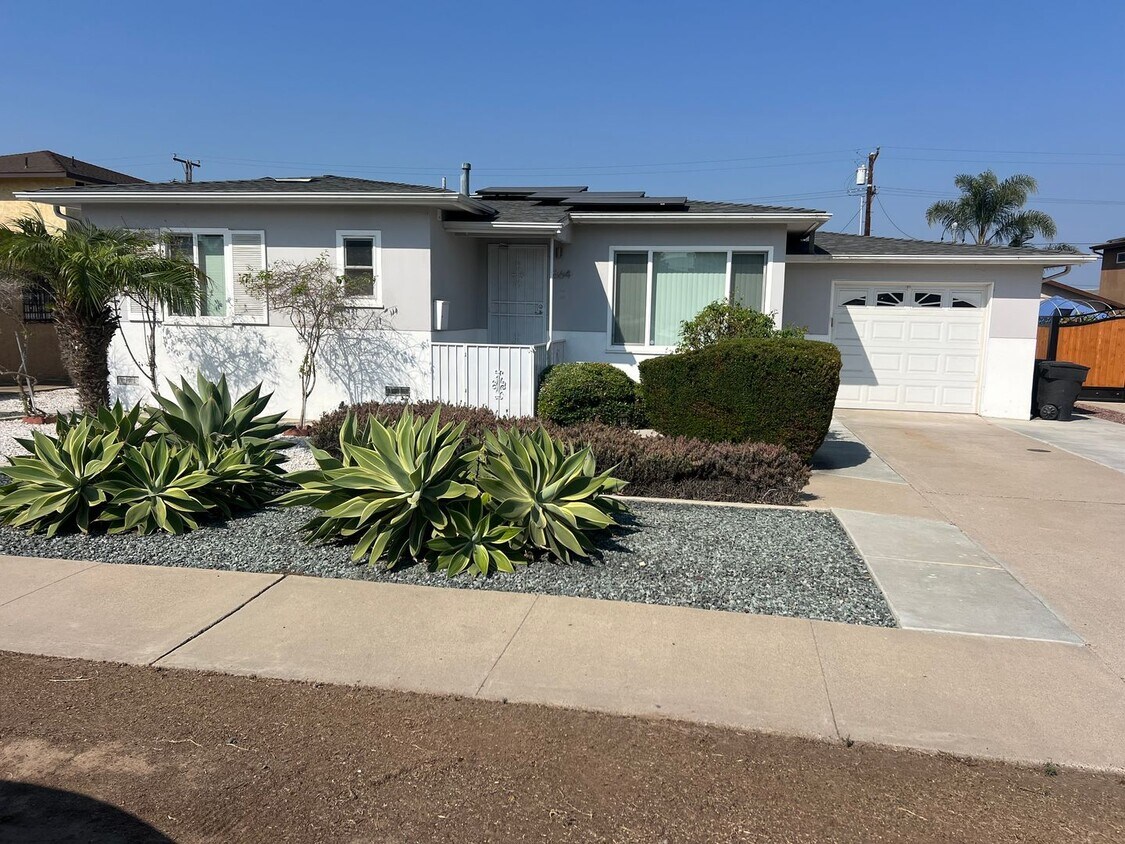 Foto principal - 2 Bed/1 Bath Newly Remodeled Home Featurin...