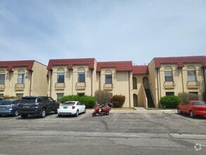 Building Photo - 837 Country Club Dr SE