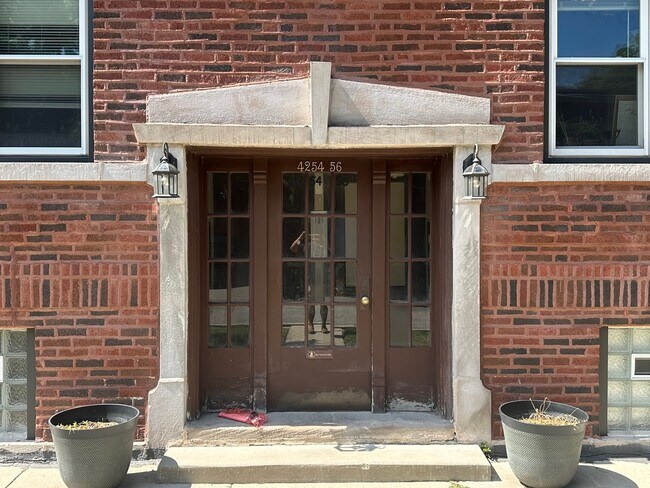 Building Photo - 2501 W Cullom Ave