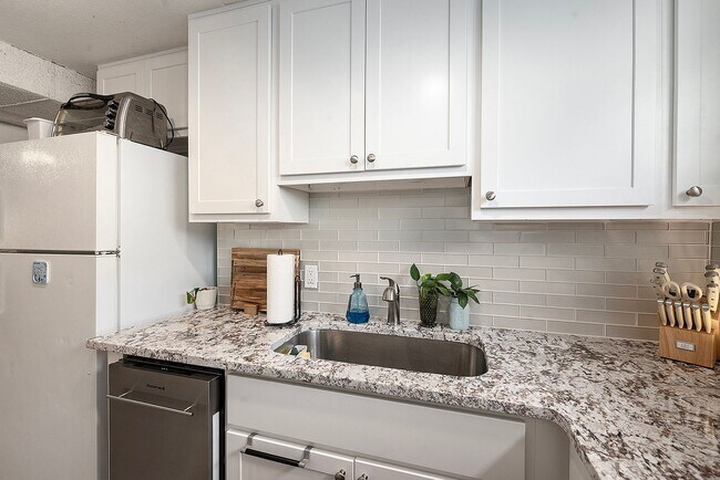 Foto del edificio - 2 Bedroom, 1 Bath Garden Level Unit in Park Hill