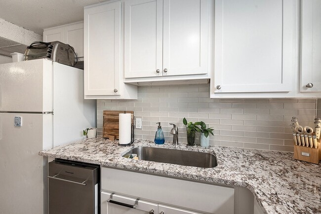 Photo - 2 Bedroom, 1 Bath Garden Level Unit in Park Hill Apartment