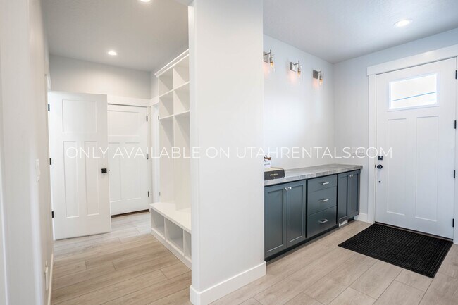 Building Photo - 574 N 200 W