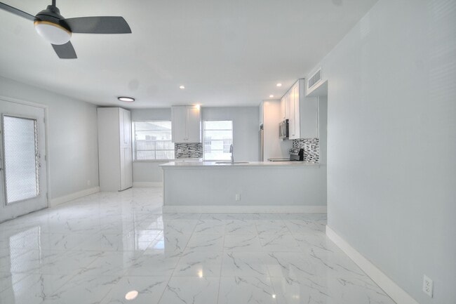 Building Photo - 137 Normandy Ln