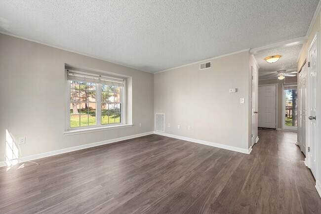Foto del edificio - Introducing a Charming End Unit Townhouse ...