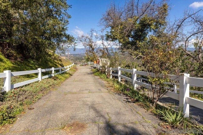 Foto del edificio - 27775 Burnt Mountain Rd