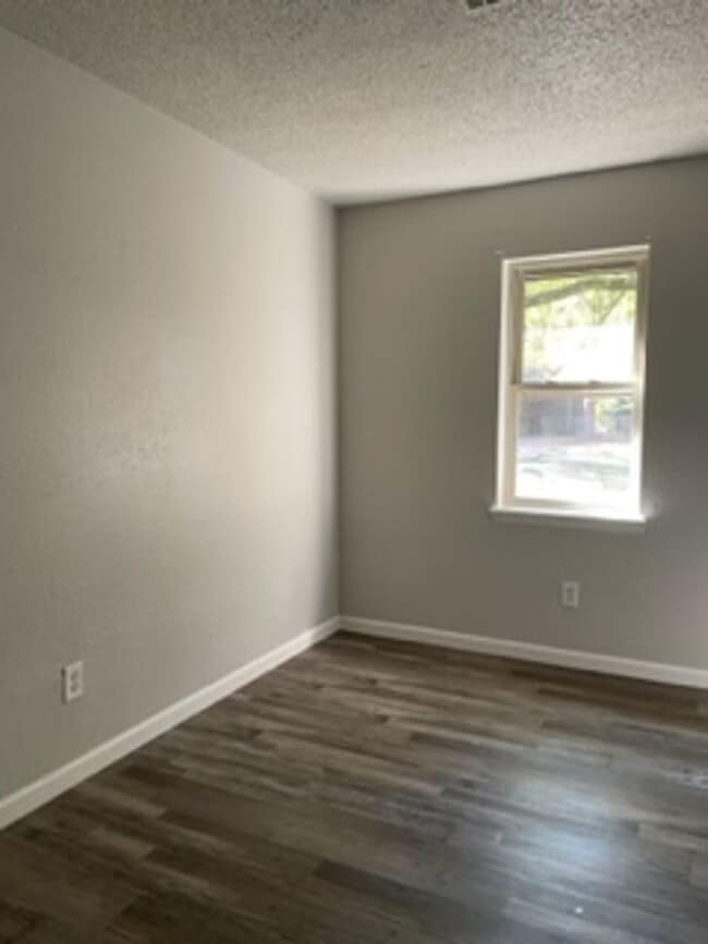 Building Photo - Three Bedrfoom/1.5 Bath Home
