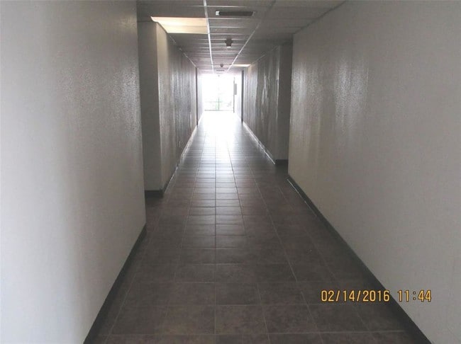 Building Photo - 2822 S Bartell Dr