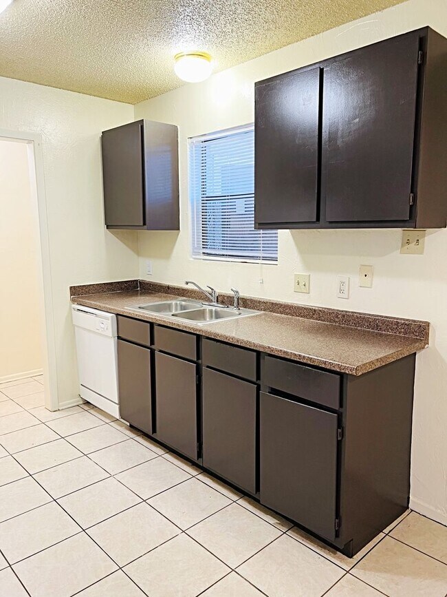 Building Photo - 5919B Bedford, Beaumont, TX 77708
