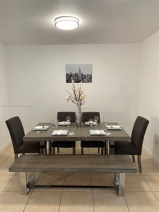 Foto del edificio - 8728 NW 113th Ct