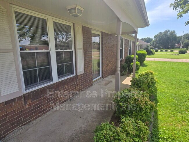 Foto del edificio - 6967 Dawnhill Rd