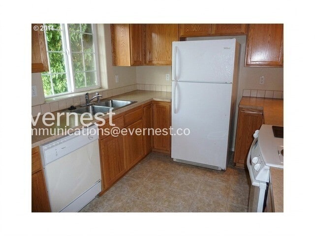 Foto del edificio - 3-Bed/3-Bath Townhome/Pet Friendly/Available Soon!