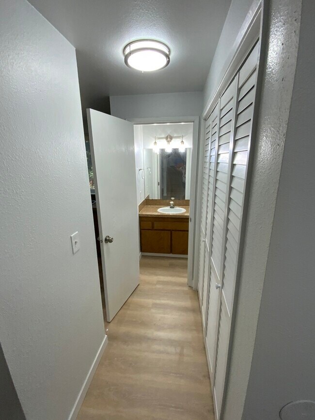 Foto del edificio - West Olympia 3bdr 1.5bath Townhome w/ garage & parking & addtional office