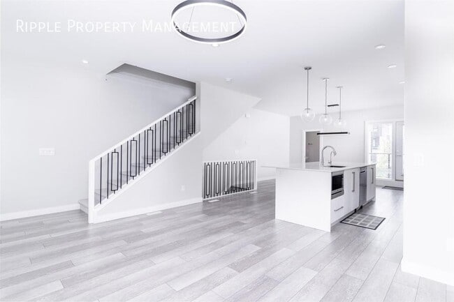 Building Photo - Modern 3 Beds, 2.5 Baths TownHouse | Avail...