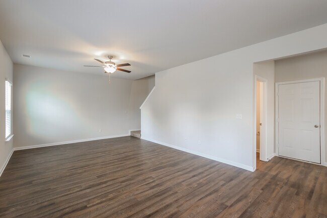 Building Photo - 3211 Bridgewood Dr