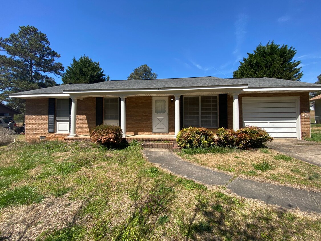 Primary Photo - Cute 3 bedroom house with a large fenced i...