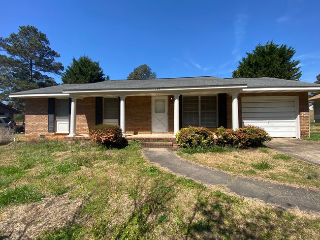 Building Photo - Cute 3 bedroom house with a fenced in back...