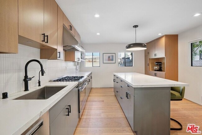 Building Photo - 838 N Mansfield Ave