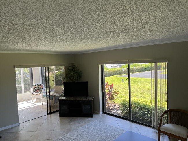Building Photo - 3215 S Lakeview Cir