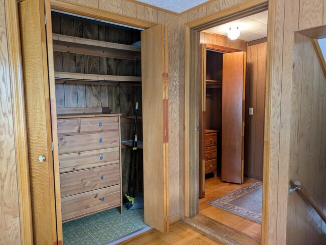 Armario de almacenamiento en la sala soleada / Entrada principal al apartamento - 460 N Main St