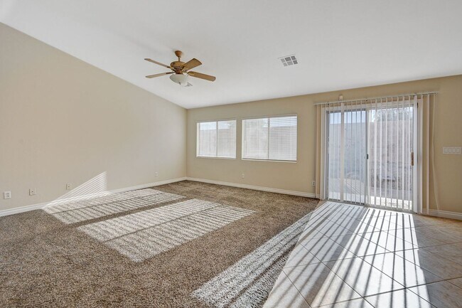 Building Photo - GREAT ONE STORY SINGLE FAMILY HOME IN CUTE...