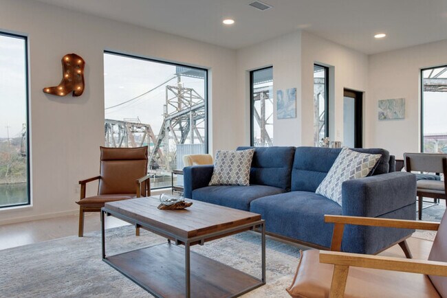 Building Photo - NEW Listing!! River View, Free Parking, El...