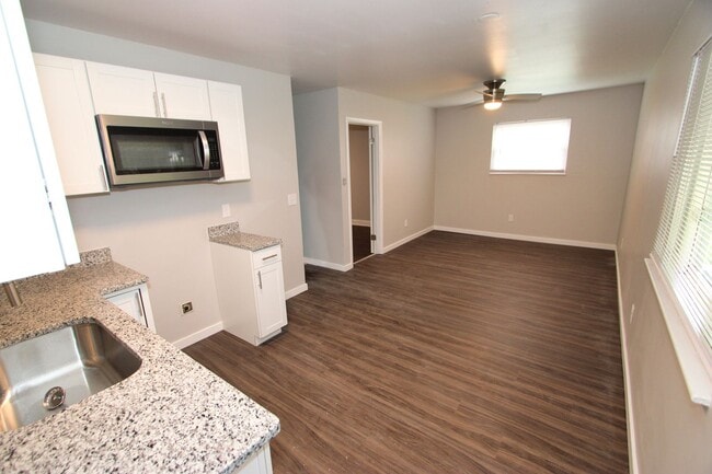 Foto del edificio - 4 bedroom 1 bathroom SF House