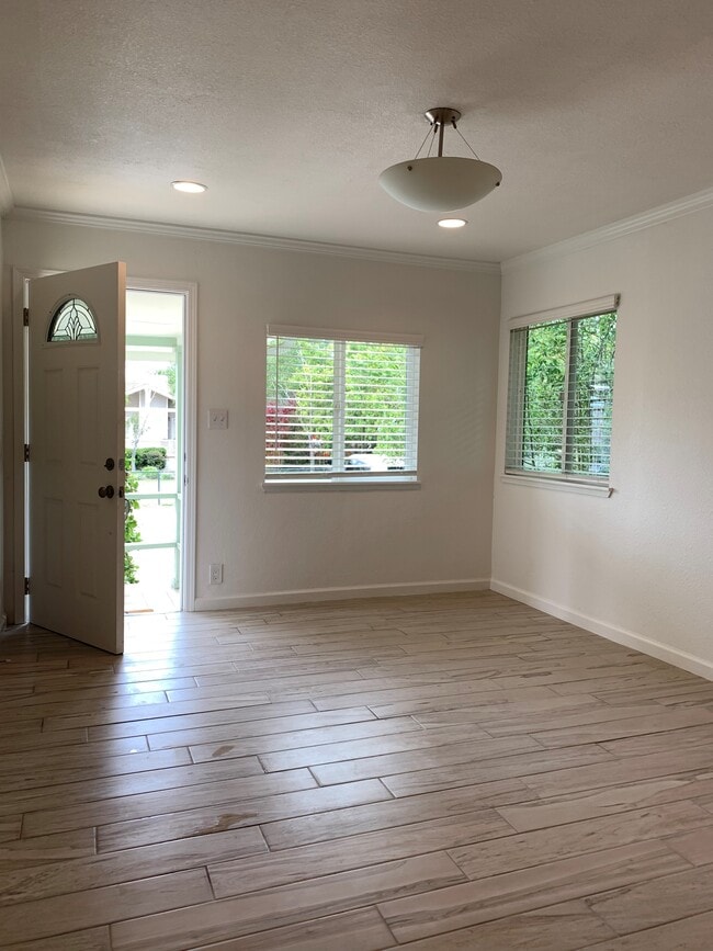 Building Photo - 301 Park Ave